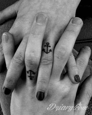 Niesamowite w swojej formie tatuaże-rękawy zajmują cała powierzchnię ramiona i przedramiona. Tworzą jednolitą zdobiącą ciało całość. Taki graficzny rękaw na skórze to tatuaż szczególnie ciekawy w przypadku aktywnych, silnych mężczyzn. 