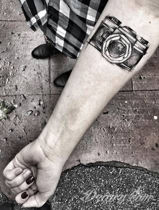 Niesamowite w swojej formie tatuaże-rękawy zajmują cała powierzchnię ramiona i przedramiona. Tworzą jednolitą zdobiącą ciało całość. Taki graficzny rękaw na skórze to tatuaż szczególnie ciekawy w przypadku aktywnych, silnych mężczyzn. 