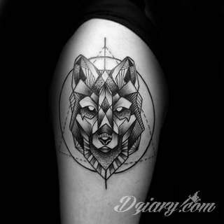 Niesamowite w swojej formie tatuaże-rękawy zajmują cała powierzchnię ramiona i przedramiona. Tworzą jednolitą zdobiącą ciało całość. Taki graficzny rękaw na skórze to tatuaż szczególnie ciekawy w przypadku aktywnych, silnych mężczyzn. 