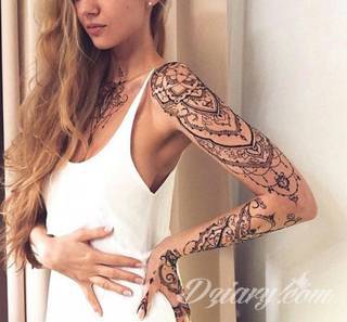 Niesamowite w swojej formie tatuaże-rękawy zajmują cała powierzchnię ramiona i przedramiona. Tworzą jednolitą zdobiącą ciało całość. Taki graficzny rękaw na skórze to tatuaż szczególnie ciekawy w przypadku aktywnych, silnych mężczyzn. 