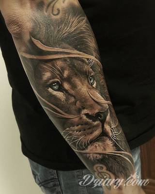 Niesamowite w swojej formie tatuaże-rękawy zajmują cała powierzchnię ramiona i przedramiona. Tworzą jednolitą zdobiącą ciało całość. Taki graficzny rękaw na skórze to tatuaż szczególnie ciekawy w przypadku aktywnych, silnych mężczyzn. 