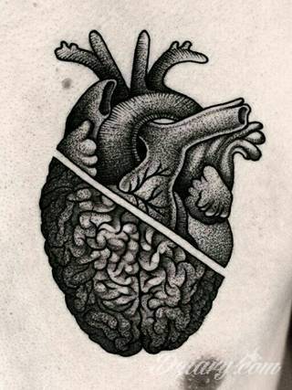 Niesamowite w swojej formie tatuaże-rękawy zajmują cała powierzchnię ramiona i przedramiona. Tworzą jednolitą zdobiącą ciało całość. Taki graficzny rękaw na skórze to tatuaż szczególnie ciekawy w przypadku aktywnych, silnych mężczyzn. 