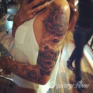 Niesamowite w swojej formie tatuaże-rękawy zajmują cała powierzchnię ramiona i przedramiona. Tworzą jednolitą zdobiącą ciało całość. Taki graficzny rękaw na skórze to tatuaż szczególnie ciekawy w przypadku aktywnych, silnych mężczyzn. 