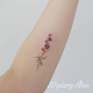 Niesamowite w swojej formie tatuaże-rękawy zajmują cała powierzchnię ramiona i przedramiona. Tworzą jednolitą zdobiącą ciało całość. Taki graficzny rękaw na skórze to tatuaż szczególnie ciekawy w przypadku aktywnych, silnych mężczyzn. 