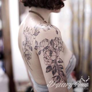 Niesamowite w swojej formie tatuaże-rękawy zajmują cała powierzchnię ramiona i przedramiona. Tworzą jednolitą zdobiącą ciało całość. Taki graficzny rękaw na skórze to tatuaż szczególnie ciekawy w przypadku aktywnych, silnych mężczyzn. 