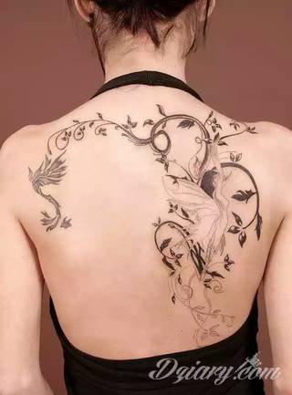 Niesamowite w swojej formie tatuaże-rękawy zajmują cała powierzchnię ramiona i przedramiona. Tworzą jednolitą zdobiącą ciało całość. Taki graficzny rękaw na skórze to tatuaż szczególnie ciekawy w przypadku aktywnych, silnych mężczyzn. 