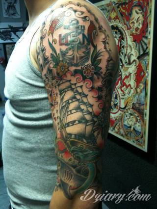 Niesamowite w swojej formie tatuaże-rękawy zajmują cała powierzchnię ramiona i przedramiona. Tworzą jednolitą zdobiącą ciało całość. Taki graficzny rękaw na skórze to tatuaż szczególnie ciekawy w przypadku aktywnych, silnych mężczyzn. 