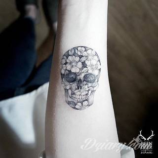 Niesamowite w swojej formie tatuaże-rękawy zajmują cała powierzchnię ramiona i przedramiona. Tworzą jednolitą zdobiącą ciało całość. Taki graficzny rękaw na skórze to tatuaż szczególnie ciekawy w przypadku aktywnych, silnych mężczyzn. 