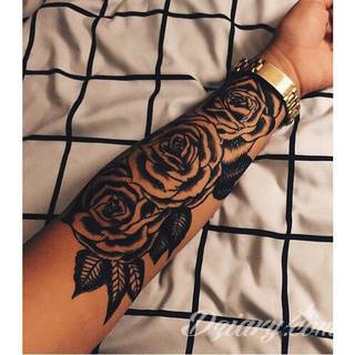 Niesamowite w swojej formie tatuaże-rękawy zajmują cała powierzchnię ramiona i przedramiona. Tworzą jednolitą zdobiącą ciało całość. Taki graficzny rękaw na skórze to tatuaż szczególnie ciekawy w przypadku aktywnych, silnych mężczyzn. 