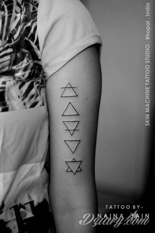 Niesamowite w swojej formie tatuaże-rękawy zajmują cała powierzchnię ramiona i przedramiona. Tworzą jednolitą zdobiącą ciało całość. Taki graficzny rękaw na skórze to tatuaż szczególnie ciekawy w przypadku aktywnych, silnych mężczyzn. 