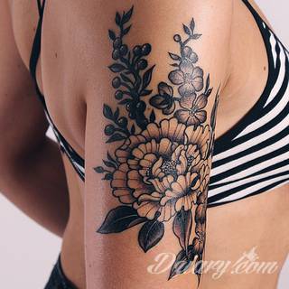 Niesamowite w swojej formie tatuaże-rękawy zajmują cała powierzchnię ramiona i przedramiona. Tworzą jednolitą zdobiącą ciało całość. Taki graficzny rękaw na skórze to tatuaż szczególnie ciekawy w przypadku aktywnych, silnych mężczyzn. 