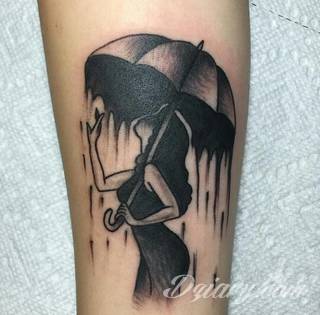 Niesamowite w swojej formie tatuaże-rękawy zajmują cała powierzchnię ramiona i przedramiona. Tworzą jednolitą zdobiącą ciało całość. Taki graficzny rękaw na skórze to tatuaż szczególnie ciekawy w przypadku aktywnych, silnych mężczyzn. 