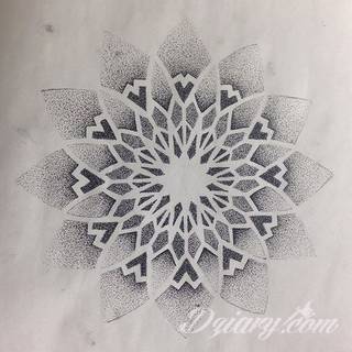 Niesamowite w swojej formie tatuaże-rękawy zajmują cała powierzchnię ramiona i przedramiona. Tworzą jednolitą zdobiącą ciało całość. Taki graficzny rękaw na skórze to tatuaż szczególnie ciekawy w przypadku aktywnych, silnych mężczyzn. 