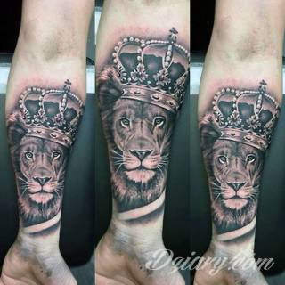 Niesamowite w swojej formie tatuaże-rękawy zajmują cała powierzchnię ramiona i przedramiona. Tworzą jednolitą zdobiącą ciało całość. Taki graficzny rękaw na skórze to tatuaż szczególnie ciekawy w przypadku aktywnych, silnych mężczyzn. 