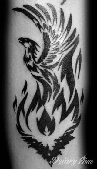 Niesamowite w swojej formie tatuaże-rękawy zajmują cała powierzchnię ramiona i przedramiona. Tworzą jednolitą zdobiącą ciało całość. Taki graficzny rękaw na skórze to tatuaż szczególnie ciekawy w przypadku aktywnych, silnych mężczyzn. 