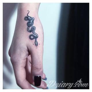 Niesamowite w swojej formie tatuaże-rękawy zajmują cała powierzchnię ramiona i przedramiona. Tworzą jednolitą zdobiącą ciało całość. Taki graficzny rękaw na skórze to tatuaż szczególnie ciekawy w przypadku aktywnych, silnych mężczyzn. 