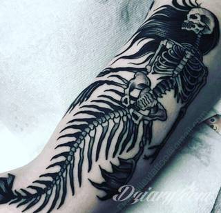 Niesamowite w swojej formie tatuaże-rękawy zajmują cała powierzchnię ramiona i przedramiona. Tworzą jednolitą zdobiącą ciało całość. Taki graficzny rękaw na skórze to tatuaż szczególnie ciekawy w przypadku aktywnych, silnych mężczyzn. 