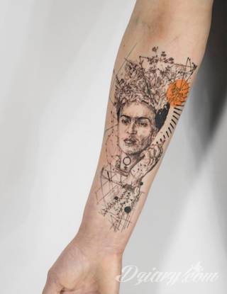 Niesamowite w swojej formie tatuaże-rękawy zajmują cała powierzchnię ramiona i przedramiona. Tworzą jednolitą zdobiącą ciało całość. Taki graficzny rękaw na skórze to tatuaż szczególnie ciekawy w przypadku aktywnych, silnych mężczyzn. 