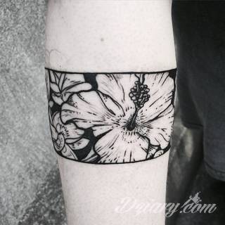 Niesamowite w swojej formie tatuaże-rękawy zajmują cała powierzchnię ramiona i przedramiona. Tworzą jednolitą zdobiącą ciało całość. Taki graficzny rękaw na skórze to tatuaż szczególnie ciekawy w przypadku aktywnych, silnych mężczyzn. 