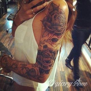 Niesamowite w swojej formie tatuaże-rękawy zajmują cała powierzchnię ramiona i przedramiona. Tworzą jednolitą zdobiącą ciało całość. Taki graficzny rękaw na skórze to tatuaż szczególnie ciekawy w przypadku aktywnych, silnych mężczyzn. 