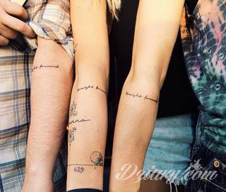 Niesamowite w swojej formie tatuaże-rękawy zajmują cała powierzchnię ramiona i przedramiona. Tworzą jednolitą zdobiącą ciało całość. Taki graficzny rękaw na skórze to tatuaż szczególnie ciekawy w przypadku aktywnych, silnych mężczyzn. 