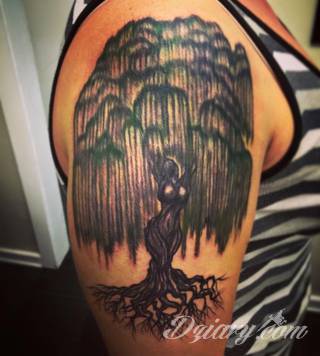 Niesamowite w swojej formie tatuaże-rękawy zajmują cała powierzchnię ramiona i przedramiona. Tworzą jednolitą zdobiącą ciało całość. Taki graficzny rękaw na skórze to tatuaż szczególnie ciekawy w przypadku aktywnych, silnych mężczyzn. 