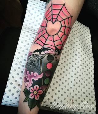 Niesamowite w swojej formie tatuaże-rękawy zajmują cała powierzchnię ramiona i przedramiona. Tworzą jednolitą zdobiącą ciało całość. Taki graficzny rękaw na skórze to tatuaż szczególnie ciekawy w przypadku aktywnych, silnych mężczyzn. 