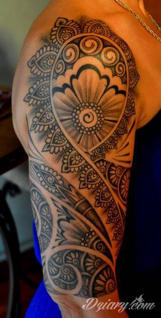 Niesamowite w swojej formie tatuaże-rękawy zajmują cała powierzchnię ramiona i przedramiona. Tworzą jednolitą zdobiącą ciało całość. Taki graficzny rękaw na skórze to tatuaż szczególnie ciekawy w przypadku aktywnych, silnych mężczyzn. 