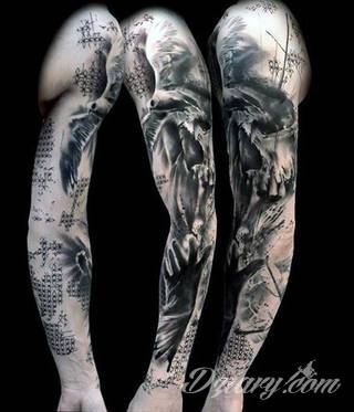 Niesamowite w swojej formie tatuaże-rękawy zajmują cała powierzchnię ramiona i przedramiona. Tworzą jednolitą zdobiącą ciało całość. Taki graficzny rękaw na skórze to tatuaż szczególnie ciekawy w przypadku aktywnych, silnych mężczyzn. 