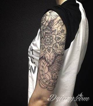 Niesamowite w swojej formie tatuaże-rękawy zajmują cała powierzchnię ramiona i przedramiona. Tworzą jednolitą zdobiącą ciało całość. Taki graficzny rękaw na skórze to tatuaż szczególnie ciekawy w przypadku aktywnych, silnych mężczyzn. 