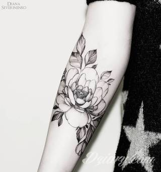 Niesamowite w swojej formie tatuaże-rękawy zajmują cała powierzchnię ramiona i przedramiona. Tworzą jednolitą zdobiącą ciało całość. Taki graficzny rękaw na skórze to tatuaż szczególnie ciekawy w przypadku aktywnych, silnych mężczyzn. 