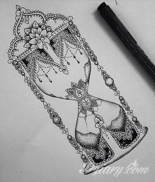 Niesamowite w swojej formie tatuaże-rękawy zajmują cała powierzchnię ramiona i przedramiona. Tworzą jednolitą zdobiącą ciało całość. Taki graficzny rękaw na skórze to tatuaż szczególnie ciekawy w przypadku aktywnych, silnych mężczyzn. 