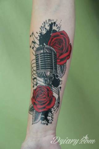 Niesamowite w swojej formie tatuaże-rękawy zajmują cała powierzchnię ramiona i przedramiona. Tworzą jednolitą zdobiącą ciało całość. Taki graficzny rękaw na skórze to tatuaż szczególnie ciekawy w przypadku aktywnych, silnych mężczyzn. 