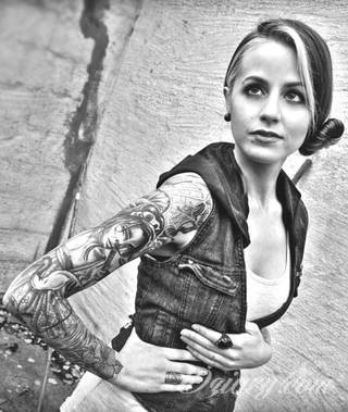 Niesamowite w swojej formie tatuaże-rękawy zajmują cała powierzchnię ramiona i przedramiona. Tworzą jednolitą zdobiącą ciało całość. Taki graficzny rękaw na skórze to tatuaż szczególnie ciekawy w przypadku aktywnych, silnych mężczyzn. 