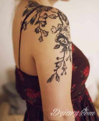 Niesamowite w swojej formie tatuaże-rękawy zajmują cała powierzchnię ramiona i przedramiona. Tworzą jednolitą zdobiącą ciało całość. Taki graficzny rękaw na skórze to tatuaż szczególnie ciekawy w przypadku aktywnych, silnych mężczyzn. 