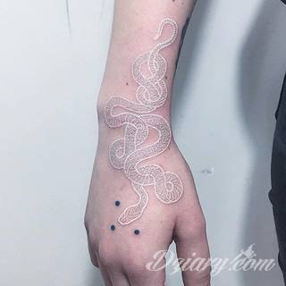 Niesamowite w swojej formie tatuaże-rękawy zajmują cała powierzchnię ramiona i przedramiona. Tworzą jednolitą zdobiącą ciało całość. Taki graficzny rękaw na skórze to tatuaż szczególnie ciekawy w przypadku aktywnych, silnych mężczyzn. 