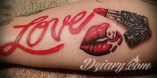 Niesamowite w swojej formie tatuaże-rękawy zajmują cała powierzchnię ramiona i przedramiona. Tworzą jednolitą zdobiącą ciało całość. Taki graficzny rękaw na skórze to tatuaż szczególnie ciekawy w przypadku aktywnych, silnych mężczyzn. 