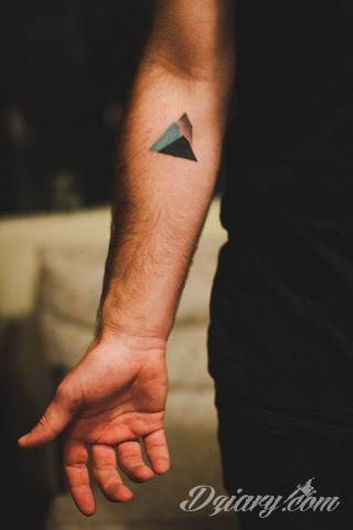 Niesamowite w swojej formie tatuaże-rękawy zajmują cała powierzchnię ramiona i przedramiona. Tworzą jednolitą zdobiącą ciało całość. Taki graficzny rękaw na skórze to tatuaż szczególnie ciekawy w przypadku aktywnych, silnych mężczyzn. 