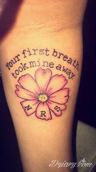 Niesamowite w swojej formie tatuaże-rękawy zajmują cała powierzchnię ramiona i przedramiona. Tworzą jednolitą zdobiącą ciało całość. Taki graficzny rękaw na skórze to tatuaż szczególnie ciekawy w przypadku aktywnych, silnych mężczyzn. 