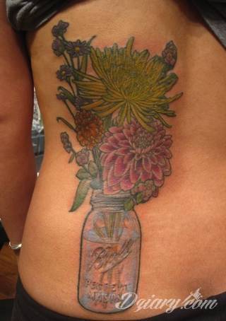 Niesamowite w swojej formie tatuaże-rękawy zajmują cała powierzchnię ramiona i przedramiona. Tworzą jednolitą zdobiącą ciało całość. Taki graficzny rękaw na skórze to tatuaż szczególnie ciekawy w przypadku aktywnych, silnych mężczyzn. 