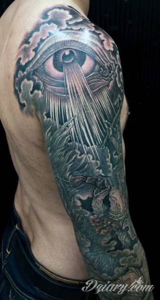 Niesamowite w swojej formie tatuaże-rękawy zajmują cała powierzchnię ramiona i przedramiona. Tworzą jednolitą zdobiącą ciało całość. Taki graficzny rękaw na skórze to tatuaż szczególnie ciekawy w przypadku aktywnych, silnych mężczyzn. 