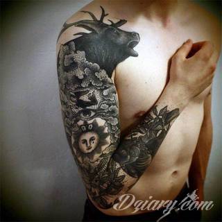 Niesamowite w swojej formie tatuaże-rękawy zajmują cała powierzchnię ramiona i przedramiona. Tworzą jednolitą zdobiącą ciało całość. Taki graficzny rękaw na skórze to tatuaż szczególnie ciekawy w przypadku aktywnych, silnych mężczyzn. 