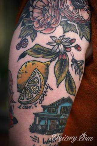 Niesamowite w swojej formie tatuaże-rękawy zajmują cała powierzchnię ramiona i przedramiona. Tworzą jednolitą zdobiącą ciało całość. Taki graficzny rękaw na skórze to tatuaż szczególnie ciekawy w przypadku aktywnych, silnych mężczyzn. 