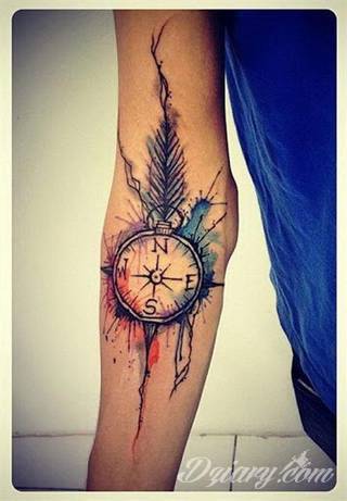 Niesamowite w swojej formie tatuaże-rękawy zajmują cała powierzchnię ramiona i przedramiona. Tworzą jednolitą zdobiącą ciało całość. Taki graficzny rękaw na skórze to tatuaż szczególnie ciekawy w przypadku aktywnych, silnych mężczyzn. 