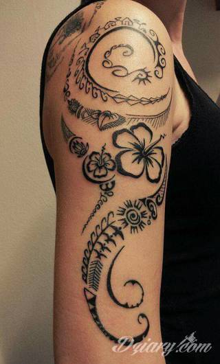 Niesamowite w swojej formie tatuaże-rękawy zajmują cała powierzchnię ramiona i przedramiona. Tworzą jednolitą zdobiącą ciało całość. Taki graficzny rękaw na skórze to tatuaż szczególnie ciekawy w przypadku aktywnych, silnych mężczyzn. 