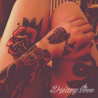 Niesamowite w swojej formie tatuaże-rękawy zajmują cała powierzchnię ramiona i przedramiona. Tworzą jednolitą zdobiącą ciało całość. Taki graficzny rękaw na skórze to tatuaż szczególnie ciekawy w przypadku aktywnych, silnych mężczyzn. 