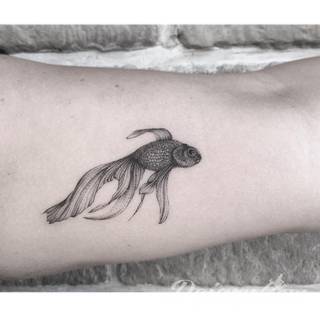 Niesamowite w swojej formie tatuaże-rękawy zajmują cała powierzchnię ramiona i przedramiona. Tworzą jednolitą zdobiącą ciało całość. Taki graficzny rękaw na skórze to tatuaż szczególnie ciekawy w przypadku aktywnych, silnych mężczyzn. 