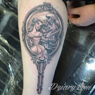 Niesamowite w swojej formie tatuaże-rękawy zajmują cała powierzchnię ramiona i przedramiona. Tworzą jednolitą zdobiącą ciało całość. Taki graficzny rękaw na skórze to tatuaż szczególnie ciekawy w przypadku aktywnych, silnych mężczyzn. 