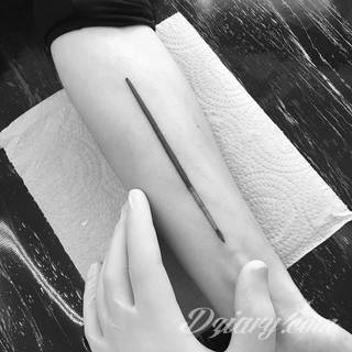 Niesamowite w swojej formie tatuaże-rękawy zajmują cała powierzchnię ramiona i przedramiona. Tworzą jednolitą zdobiącą ciało całość. Taki graficzny rękaw na skórze to tatuaż szczególnie ciekawy w przypadku aktywnych, silnych mężczyzn. 