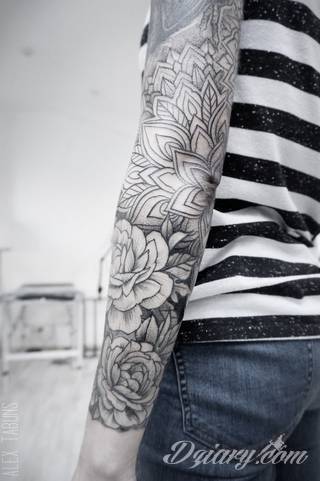 Niesamowite w swojej formie tatuaże-rękawy zajmują cała powierzchnię ramiona i przedramiona. Tworzą jednolitą zdobiącą ciało całość. Taki graficzny rękaw na skórze to tatuaż szczególnie ciekawy w przypadku aktywnych, silnych mężczyzn. 